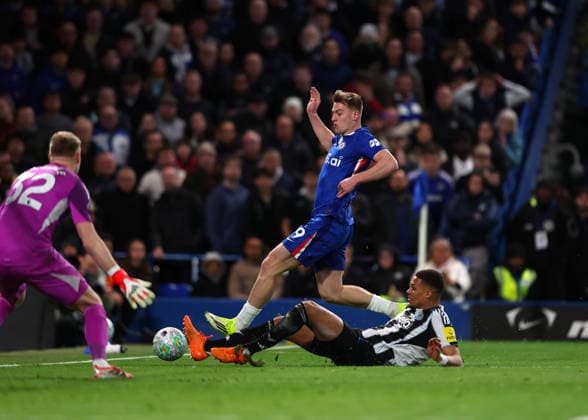 14th March 2026; Stamford Bridge, Chelsea, London, England: Premier League Football, Chelsea versus Newcastle United; Liam Delap of Chelsea under pressure from Jacob Ramsey of Newcastle United of Newcastle United  JPxFletcher Content restricted for UK based newspaper