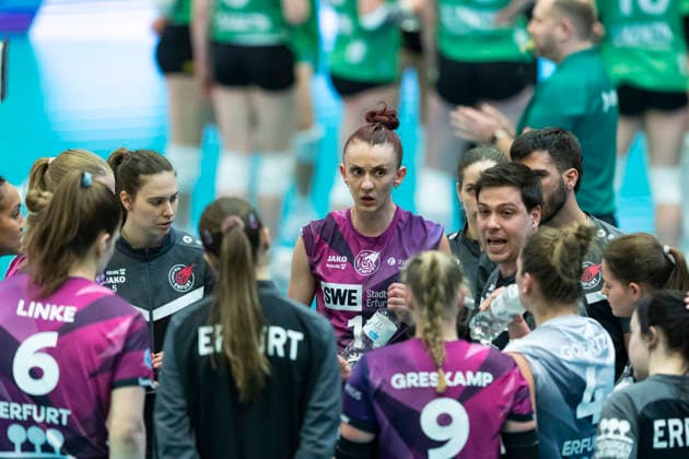 1. Volleyball Bundesliga Frauen: USC Münster vs. Schwarz-Weiss Erfurt; Münster; 14.03.2026 Paplo Sanchez (Trainer; Schwarz-Weiss Erfurt) (rechts) mit Mannschaft 1. Volleyball Bundesliga Frauen: USC Münster vs. Schwarz-Weiss Erfurt; Sporthalle Berg Fidel; 14.03.2026 Copyright: xBEAUTIFULxSPORTS Duehringx
