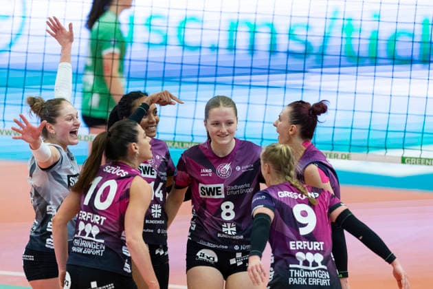 1. Volleyball Bundesliga Frauen: USC Münster vs. Schwarz-Weiss Erfurt; Münster; 14.03.2026 Hinterere Reihe von links Lotte Goertz ( 4; Schwarz-Weiss Erfurt), Alianza Darley ( 14; Schwarz-Weiss Erfurt), Rosalie Tetzel ( 8; Schwarz-Weiss Erfurt), Isabel KovaÄiÄ‡ ( 11; Schwarz-Weiss Erfurt) und vordere Reihe von links Kinga Szücs ( 10; Schwarz-Weiss Erfurt) mit Antonia Greskamp ( 9; Schwarz-Weiss Erfurt) 1. Volleyball Bundesliga Frauen: USC Münster vs. Schwarz-Weiss Erfurt; Sporthalle Berg Fidel; 14.03.2026 Copyright: xBEAUTIFULxSPORTS Duehringx