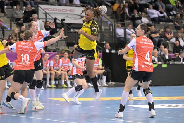 Deborah Lassource (BVB Borussia Dortmund Handball, 22) im Zweikampf mit Nieke Kuehne (HSG Blomberg-Lippe, 09), Maxi Muehlner (HSG Blomberg-Lippe, 10) und Andrea Jacobsen (HSG Blomberg-Lippe, 04) BVB Borussia Dortmund Handball vs. HSG Blomberg-Lippe, Handball, Frauen, DHB Pokal Haushahn Final 4, Halbfinale, Saison 2025 2026, 14.03.2026 BVB Borussia Dortmund Handball vs. HSG Blomberg-Lippe, Handball, Frauen, DHB Pokal Haushahn Final 4, Halbfinale, Saison 2025 2026, 14.03.2026 Stuttgart Copyright: xEibner-Pressefoto TobiasxBaurx EP_TBR