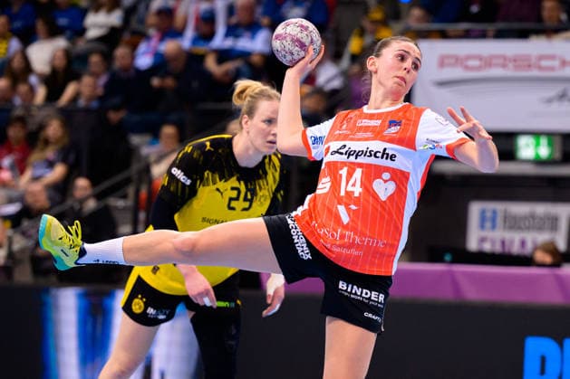 Handball: DHB-Pokal, Halbfinale, Borussia Dortmund - HSG Blomberg-Lippe Ona Vegue i Pena (Blomberg) Stuttgart Porsche Arena Baden-Württemberg Deutschland