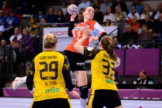 Handball: DHB-Pokal, Halbfinale, Borussia Dortmund - HSG Blomberg-Lippe v.li. Emma Olsson (Dortmund), Nieke Kühne Kuehne (Blomberg), Guro Nestaker (Dortmund) Stuttgart Porsche Arena Baden-Württemberg Deutschland
