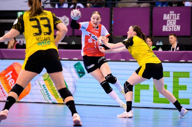 Handball: DHB-Pokal, Halbfinale, Borussia Dortmund - HSG Blomberg-Lippe v.li. Guro Nestaker (Dortmund), Nieke Kühne Kuehne (Blomberg), Stuttgart Porsche Arena Baden-Württemberg Deutschland