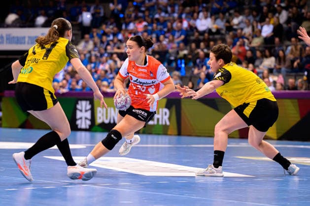 Handball: DHB-Pokal, Halbfinale, Borussia Dortmund - HSG Blomberg-Lippe Elin Magnusdottir (Blomberg), Alina Grijseels (Dortmund) Stuttgart Porsche Arena Baden-Württemberg Deutschland