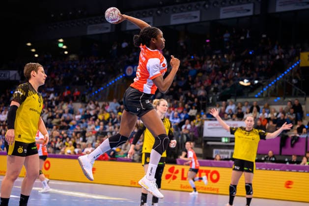 Handball: DHB-Pokal, Halbfinale, Borussia Dortmund - HSG Blomberg-Lippe Farrelle Njinkeu (Blomberg) Stuttgart Porsche Arena Baden-Württemberg Deutschland