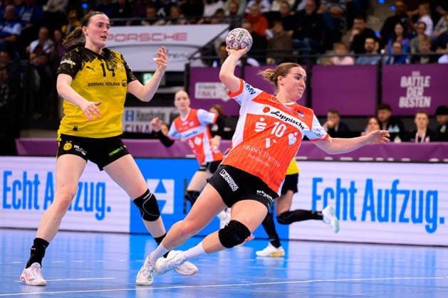Handball: DHB-Pokal, Halbfinale, Borussia Dortmund - HSG Blomberg-Lippe v.li. Alieke van Maurik (Dortmund), Maxi Muehlner (Blomberg) Stuttgart Porsche Arena Baden-Württemberg Deutschland