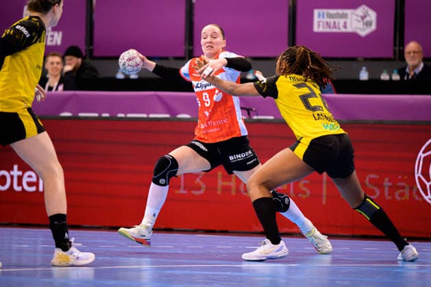 Handball: DHB-Pokal, Halbfinale, Borussia Dortmund - HSG Blomberg-Lippe Nieke Kühne Kuehne (Blomberg), Deborah Lassource (Dortmund) Stuttgart Porsche Arena Baden-Württemberg Deutschland