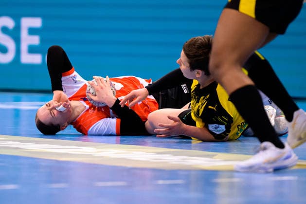 Handball: DHB-Pokal, Halbfinale, Borussia Dortmund - HSG Blomberg-Lippe Nieke Kühne Kuehne (Blomberg), Alina Grijseels (Dortmund) Verletzt Verletzung Schmerzen Stuttgart Porsche Arena Baden-Württemberg Deutschland