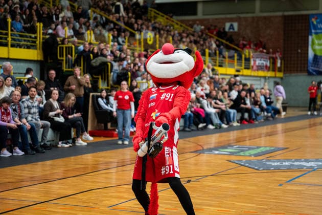 Paderborn Baskets (GER) vs. Bayer Giants Leverkusen (GER), Basketball, Barmer 2. Basketball Bundesliga Pro A, 27. Spieltag, 14.3.2026, Saision 2025 2026, Paderborn Das Maskottchen der Paderborn Baskets (GER) schiesst ein Trikot zu den Fans Paderborn Sportzentrum Maspernplatz Deutschland