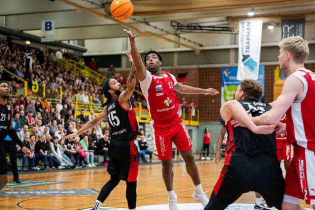 Paderborn Baskets (GER) vs. Bayer Giants Leverkusen (GER), Basketball, Barmer 2. Basketball Bundesliga Pro A, 27. Spieltag, 14.3.2026, Saision 2025 2026, Paderborn Jalen Lee Johnson (Paderborn Baskets, 13) gegen Donte Nicholas (Bayer Giants Leverkusen, 15) mit einem Korbleger Paderborn Sportzentrum Maspernplatz Deutschland
