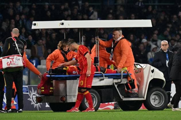Foto IPP Felice De Martino Napoli 14 03 2026 Calcio Campionato serie A 2025-2026 Napoli - Lecce Nella foto: Lameck Banda trasportato in ospedale Italy Photo Press World Copyright Napoli italy Italia ITALY  Copyright: xR4924_italyphotopressx
