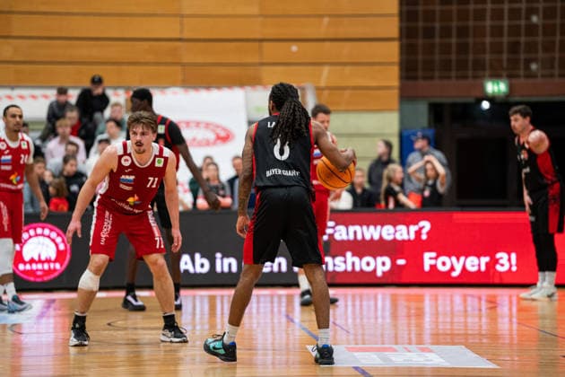 Paderborn Baskets (GER) vs. Bayer Giants Leverkusen (GER), Basketball, Barmer 2. Basketball Bundesliga Pro A, 27. Spieltag, 14.3.2026, Saision 2025 2026, Paderborn Kobe Langley (Bayer Giants Leverkusen, 08) beim Dribbeln, gegen Jonathan Klussmann (Paderborn Baskets, 71) Paderborn Sportzentrum Maspernplatz Deutschland