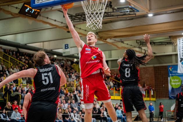 Paderborn Baskets (GER) vs. Bayer Giants Leverkusen (GER), Basketball, Barmer 2. Basketball Bundesliga Pro A, 27. Spieltag, 14.3.2026, Saision 2025 2026, Paderborn Branden Michael Maughmer (Paderborn Baskets, 02) bei einem Korbleger Paderborn Sportzentrum Maspernplatz Deutschland