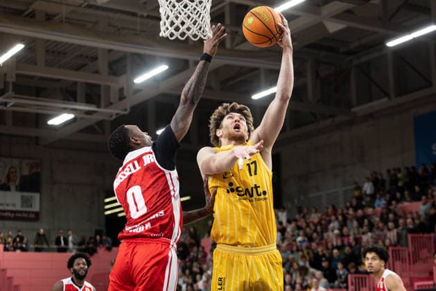 Tigers Tuebingen - RheinStars Koeln, Herren, 2. Bundesliga, Barmer 2. Basketball Bundesliga, pro A, 27. Spieltag, Spielzeit 2025 2026, 14.03.2026 Lukas Milner (Tigers Tuebingen, 17) beim Abschluss gegen Cedric Russell Jr. (RheinStars Koeln, 00)