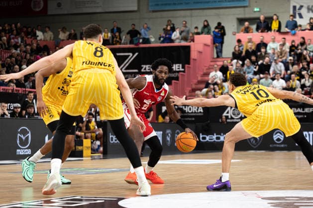 Tigers Tuebingen - RheinStars Koeln, Herren, 2. Bundesliga, Barmer 2. Basketball Bundesliga, pro A, 27. Spieltag, Spielzeit 2025 2026, 14.03.2026 Michael Miller (RheinStars Koeln, 23) gegen Isaiah Sanders (Tigers Tuebingen, 10) und Felix Edwardsson (Tigers Tuebingen, 08)