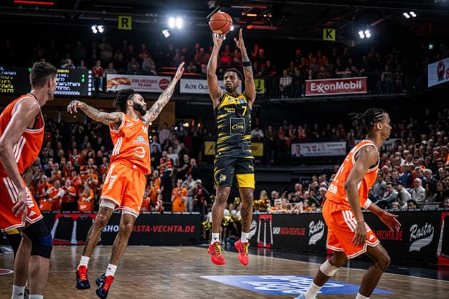 1. Basketball Bundesliga, easyCredit BBL, Saison 2025 2026, Herren, Hauptrunde, 24. Spieltag, 14.03.2026, RASTA Vechta - MHP Riesen Ludwigsburg Elijah Hughes ( 7 - MHP Riesen Ludwigsburg) beim Jumpshot Vechta RASTA Dome Niedersachsen Deutschland