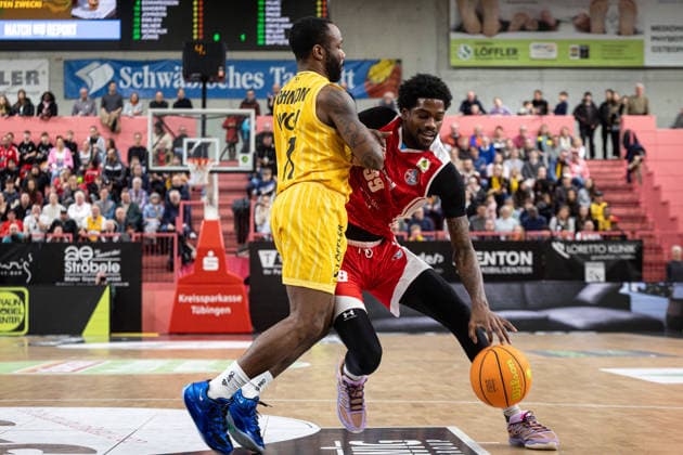 Tigers Tuebingen - RheinStars Koeln, Herren, 2. Bundesliga, Barmer 2. Basketball Bundesliga, pro A, 27. Spieltag, Spielzeit 2025 2026, 14.03.2026 Kenny Andre Calliste Keannou Baptiste (RheinStars Koeln, 39) gegen Jordan Johnson (Tigers Tuebingen, 11)