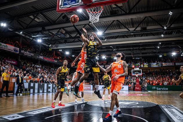 1. Basketball Bundesliga, easyCredit BBL, Saison 2025 2026, Herren, Hauptrunde, 24. Spieltag, 14.03.2026, RASTA Vechta - MHP Riesen Ludwigsburg Stefan Smith ( 3 - MHP Riesen Ludwigsburg) beim Korbleger Vechta RASTA Dome Niedersachsen Deutschland