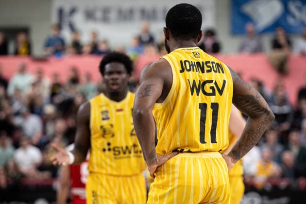 Tigers Tuebingen - RheinStars Koeln, Herren, 2. Bundesliga, Barmer 2. Basketball Bundesliga, pro A, 27. Spieltag, Spielzeit 2025 2026, 14.03.2026 Jordan Johnson (Tigers Tuebingen, 11) hat die Haende in der Huefte, Melkisedek Moreaux (Tigers Tuebingen, 23) schaut verwirrt zu ihm