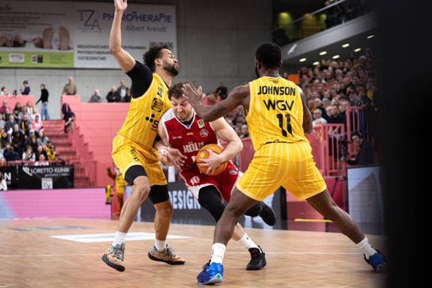 Tigers Tuebingen - RheinStars Koeln, Herren, 2. Bundesliga, Barmer 2. Basketball Bundesliga, pro A, 27. Spieltag, Spielzeit 2025 2026, 14.03.2026 Haris Hujic (RheinStars Koeln, 10) mit dem Ball gegen Bernard Pelote (Tigers Tuebingen, 01) und Jordan Johnson (Tigers Tuebingen, 11)