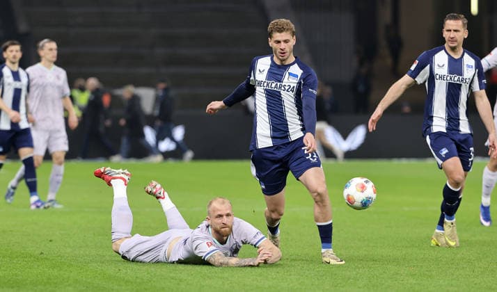 Marton Dardai, Philipp Hofmann Zweikampf Spielszene Aktion Fußball Fussball DFL 2. Bundesliga Herren 26. Spieltag Saison 2025 2026 14.03.2026 Hertha BSC Berlin vs. VfL Bochum DFL regulations prohibit any use of photographs as image sequences and or quasi-video