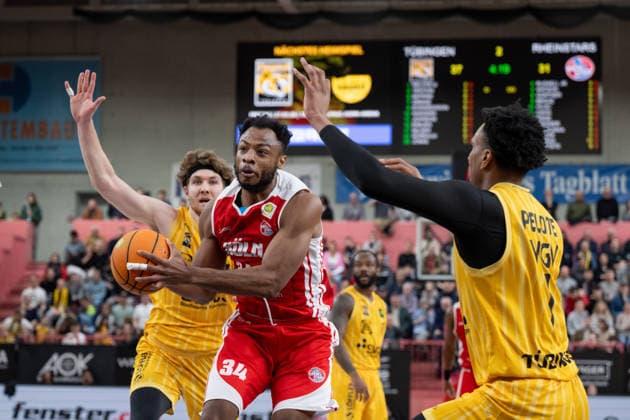 v.li. Lukas Milner (Tigers Tuebingen 17), Hall Elisias (RheinStars Koeln, 34), Bernard Pelote III (Tigers Tuebingen 01) GER, Tigers Tuebingen vs. RheinStars Koeln, Herren, Barmer 2. Basketball Bundesliga, ProA, 27. Spieltag, Spielzeit 2025 2026, 14.03.2026, GER, Tigers Tuebingen vs. RheinStars Koeln, Herren, Barmer 2. Basketball Bundesliga, ProA, 27. Spieltag, Spielzeit 2025 2026, 14.03.2026 Tuebingen Copyright: xEibner-Pressefoto WolfgangxFrankx EP_WFK