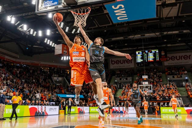 easyCredit BBL: Ratiopharm Ulm vs. Science City Jena ; 14.03.2026 Ulm, GERMANY - 14. März 2026: Mark Smith (Ratiopharm Ulm, 13) gegen Kristofer Krause (Science City Jena, 36) am Korb zum Endstand von 93:90 während dem Spiel zwischen der Ratiopharm Ulm und den Science City Jena am 24. Spieltag der easyCredit BBL in der ratiopharm Arena Ulm Copyright: xBEAUTIFULxSPORTS Steinx