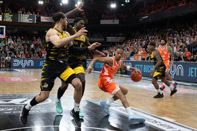 GER, Basketball, easy Credit- BBL, Rasta Vechta vs MHP Riesen Ludwigsburg 14.03.2026, Rasta Dome, Vechta, GER, easy Credit-BBL, Rasta Vechta vs MHP Riesen Ludwigsburg , im Bild Alonzo VERGE JR. ( Rasta Vechta 11 ) Babacar SANE ( MHP Riesen Ludwigsburg 0 )