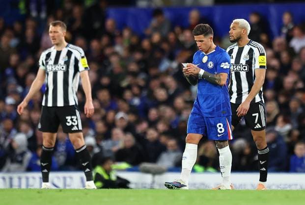 Enzo Fernandez of Chelsea reads Liam Rosenior head coach of Chelsea instructions Chelsea v Newcastle United, Premier League, Football, Stamford Bridge, London, UK - 14 Mar 2026London Stamford Bridge United Kingdom EDITORIAL USE ONLY No use with unauthorised audio, video, data, fixture lists, club league logos or live services. Online in-match use limited to 120 images, no video emulation. No use in betting, games or single club league player publications. Copyright: xMichaelxZemanek Shutterstockx 16757240bc