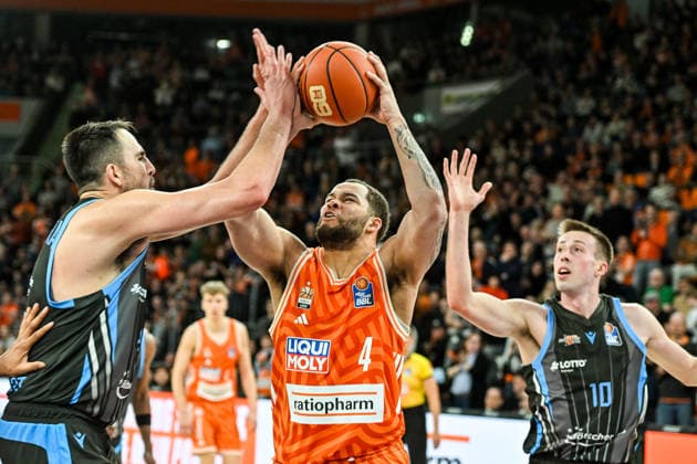 GER, BBL, ratiopharm Ulm vs Science City Jena 14.03.2026, ratiopharm arena, Neu-Ulm, GER, BBL, ratiopharm Ulm vs Science City Jena, im Bild Christopher Ledlum (Ulm, 4) ist von Alex Herrera (Jena, 41) und Joe Wieskamp (Jena, 10) nicht aufzuhalten