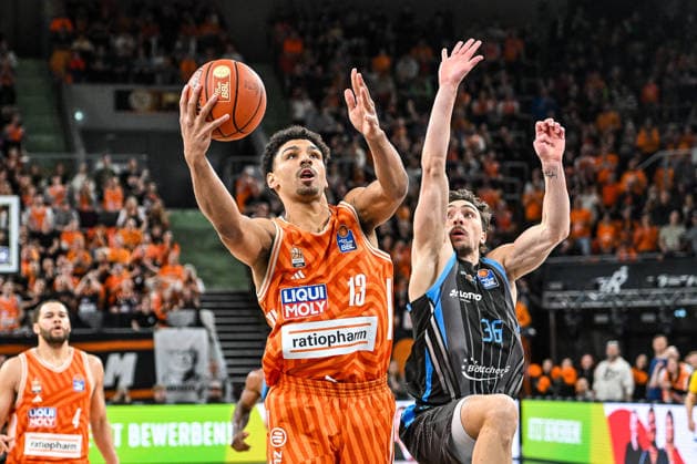 GER, BBL, ratiopharm Ulm vs Science City Jena 14.03.2026, ratiopharm arena, Neu-Ulm, GER, BBL, ratiopharm Ulm vs Science City Jena, im Bild Mark Smith (Ulm, 13) macht die entscheidenden Punkte, Kristopher Krause (Jena, 36)