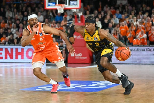 Stefan Smith (MHP Riesen Ludwigsburg, 03) am Ball gegen Lloyd Pandi (RASTA Vechta, 41) RASTA Vechta vs. MHP Riesen Ludwigsburg, easyCredit Basketball Bundesliga, 24. Spieltag, Saison 2025 2026, 14.03.2026, RASTA Vechta vs. MHP Riesen Ludwigsburg, easyCredit Basketball Bundesliga, 24. Spieltag, Saison 2025 2026, 14.03.2026 Vechta Copyright: xEibner-Pressefoto RobertxGertzenx EP_RGN