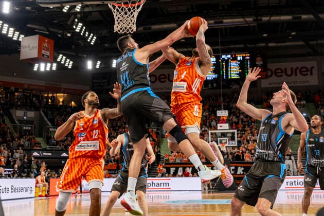 easyCredit BBL: Ratiopharm Ulm vs. Science City Jena ; 14.03.2026 Ulm, GERMANY - 14. März 2026: Alex Herrera (Science City Jena, 41) hindert Christopher Ledlum (Ratiopharm Ulm, 4) am Abschluss während dem Spiel zwischen der Ratiopharm Ulm und den Science City Jena am 24. Spieltag der easyCredit BBL in der ratiopharm Arena Ulm Copyright: xBEAUTIFULxSPORTS Steinx