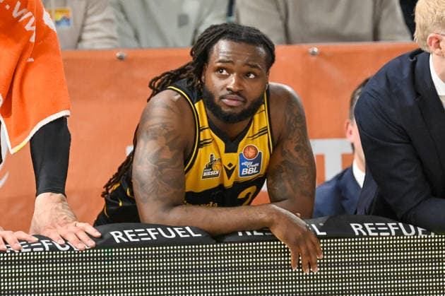 Traveon Buchanan (MHP Riesen Ludwigsburg, 02) schaut auf den Spielstand RASTA Vechta vs. MHP Riesen Ludwigsburg, easyCredit Basketball Bundesliga, 24. Spieltag, Saison 2025 2026, 14.03.2026, RASTA Vechta vs. MHP Riesen Ludwigsburg, easyCredit Basketball Bundesliga, 24. Spieltag, Saison 2025 2026, 14.03.2026 Vechta Copyright: xEibner-Pressefoto RobertxGertzenx EP_RGN
