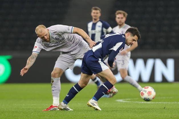 14.03.2026, xtgx, Fussball - 2.Bundesliga Hertha BSC Berlin - VfL Bochum emspor, v.l. Philipp Hofmann (Bochum, 33), Josip Brekalo (Hertha, 7) Zweikampf, Duell, Kampf, tackle (DFL DFB REGULATIONS PROHIBIT ANY USE OF PHOTOGRAPHS as IMAGE SEQUENCES and or QUASI-VIDEO) Berlin