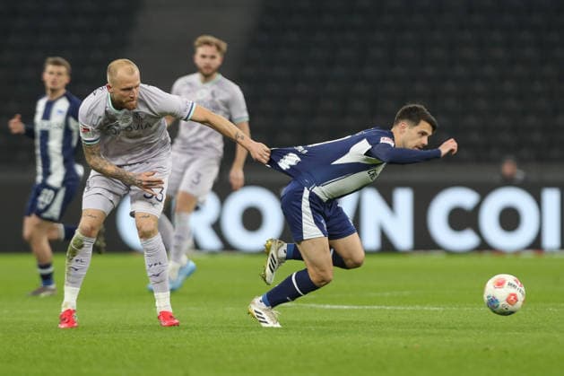 14.03.2026, xtgx, Fussball - 2.Bundesliga Hertha BSC Berlin - VfL Bochum emspor, v.l. Philipp Hofmann (Bochum, 33), Josip Brekalo (Hertha, 7) Zweikampf, Duell, Kampf, tackle (DFL DFB REGULATIONS PROHIBIT ANY USE OF PHOTOGRAPHS as IMAGE SEQUENCES and or QUASI-VIDEO) Berlin