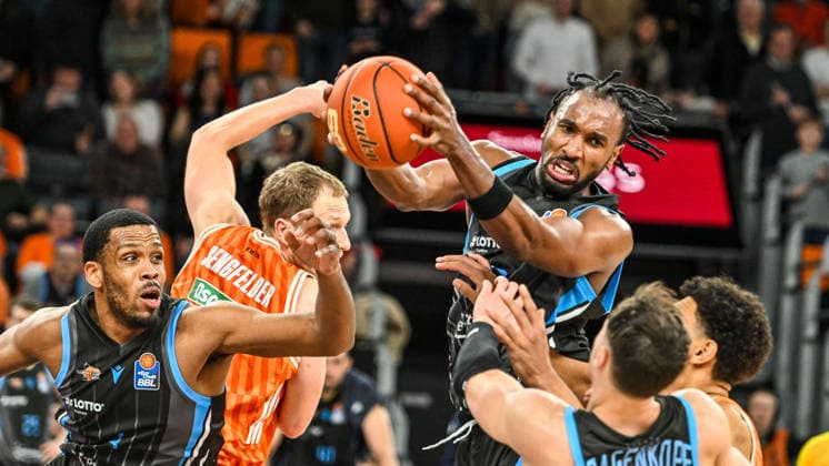 GER, BBL, ratiopharm Ulm vs Science City Jena 14.03.2026, ratiopharm arena, Neu-Ulm, GER, BBL, ratiopharm Ulm vs Science City Jena, im Bild Keith Braxton Jr (Jena, 13) erkaempft den Rebound