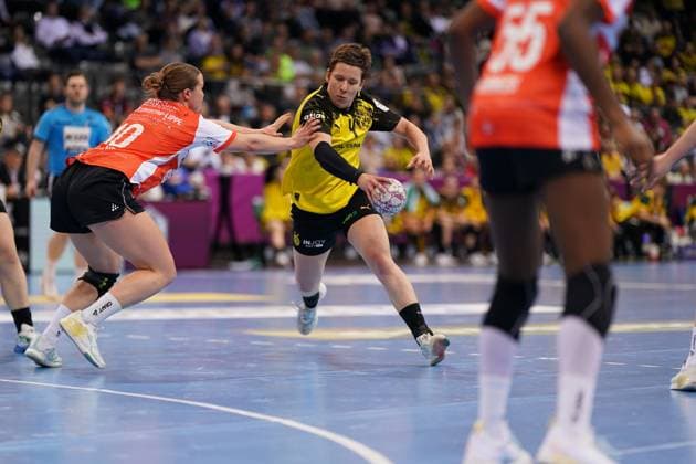 Szene mit Alina Grijseels (4; Borussia Dortmund) und Maxi Mühlner (10; HSG Blomberg-Lippe) Haushahn Final4 2. Halbfinale Borussia Dortmund vs HSG Blomberg-Lippe