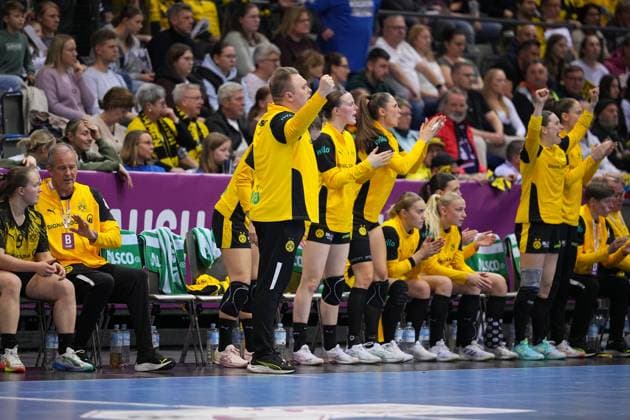 Szene mit {10760_?}, Alieke van Maurik (14; Borussia Dortmund), Alicia Langer (17; Borussia Dortmund), Lisa Antl (9; Borussia Dortmund), Maraike Kusian (8; Borussia Dortmund), Guro Berland Husebø (24; Borussia Dortmund) und Spielern von Team Person 10760 Haushahn Final4 2. Halbfinale Borussia Dortmund vs HSG Blomberg-Lippe