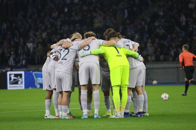 BERLIN, DEUTSCHLAND - MARCH 14: motivation circle VfL Bochum with Torwart Goal Keeper Timo Horn (VfL Bochum, 1), Kevin Vogt (VfL Bochum, 7) Maximilian Wittek (VfL Bochum, 32), during the match in the 2. German Bundesliga: Hertha BSC - VfL Bochum at Olympiastadion on matchday 26 on March 14, 2026 in Berlin, Deutschland. DFB regulations prohibit any use of photographs as image sequences and or quasi video. Berlin Deutschland Copyright: xO.Frankex