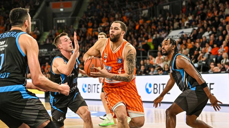GER, BBL, ratiopharm Ulm vs Science City Jena 14.03.2026, ratiopharm arena, Neu-Ulm, GER, BBL, ratiopharm Ulm vs Science City Jena, im Bild energischer Einsatz von Christopher Ledlum (Ulm, 4) gegen Alex Herrera (Jena, 41), Joe Wieskamp (Jena, 10) und Keith Braxton Jr (Jena, 13)