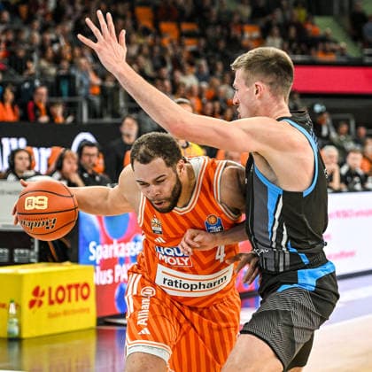 GER, BBL, ratiopharm Ulm vs Science City Jena 14.03.2026, ratiopharm arena, Neu-Ulm, GER, BBL, ratiopharm Ulm vs Science City Jena, im Bild Christopher Ledlum (Ulm, 4), Joe Wieskamp (Jena, 10)