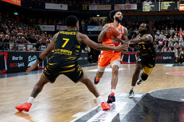 GER, Basketball, easy Credit- BBL, Rasta Vechta vs MHP Riesen Ludwigsburg 14.03.2026, Rasta Dome, Vechta, GER, easy Credit-BBL, Rasta Vechta vs MHP Riesen Ludwigsburg , im Bild Tevin BROWN( Rasta Vechta 10 ) Elijah HUGHES ( MHP Riesen Ludwigsburg 7 ) Tray BUCHANAN ( MHP Riesen Ludwigsburg 2 )