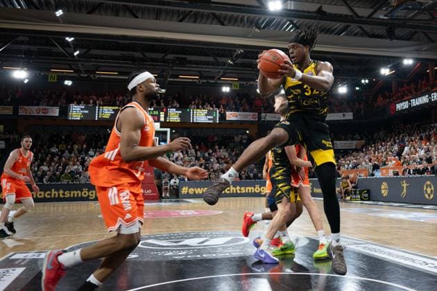GER, Basketball, easy Credit- BBL, Rasta Vechta vs MHP Riesen Ludwigsburg 14.03.2026, Rasta Dome, Vechta, GER, easy Credit-BBL, Rasta Vechta vs MHP Riesen Ludwigsburg , im Bild Rebound von Keeshawn KELLMAN ( MHP Riesen Ludwigsburg 32 ) vor Lloyd PANDI ( Rasta Vechta 41 )