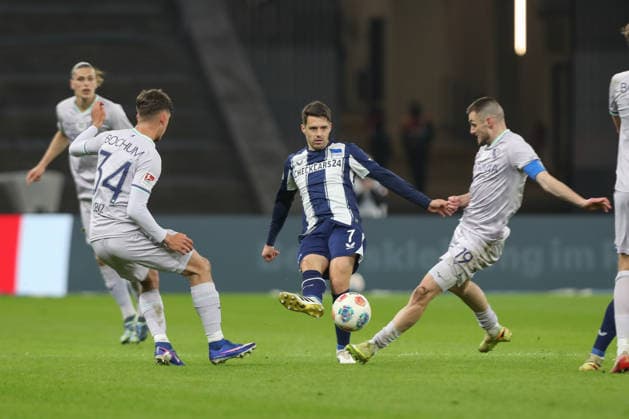 14.03.2026, xtgx, Fussball - 2.Bundesliga Hertha BSC Berlin - VfL Bochum emspor, v.l. Cajetan Lenz (Bochum, 34), Josip Brekalo (Hertha, 7), Matus Bero (Bochum, 19) Zweikampf, Duell, Kampf, tackle (DFL DFB REGULATIONS PROHIBIT ANY USE OF PHOTOGRAPHS as IMAGE SEQUENCES and or QUASI-VIDEO) Berlin
