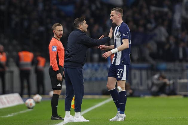 14.03.2026, xtgx, Fussball - 2.Bundesliga Hertha BSC Berlin - VfL Bochum emspor, v.l. Stefan Leitl (Hertha, Trainer) gibt Anweisungen, gestikuliert mit den Armen, gesticulate, gives instructions Niklas Kolbe (Hertha, 27) (DFL DFB REGULATIONS PROHIBIT ANY USE OF PHOTOGRAPHS as IMAGE SEQUENCES and or QUASI-VIDEO) Berlin