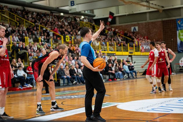 Paderborn Baskets (GER) vs. Bayer Giants Leverkusen (GER), Basketball, Barmer 2. Basketball Bundesliga Pro A, 27. Spieltag, 14.3.2026, Saision 2025 2026, Paderborn Der Schiedsrichter zeigt zwei Freiwuerfe fuer die Bayer Giants Leverkusen (GER) an Paderborn Sportzentrum Maspernplatz Deutschland