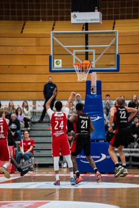 Paderborn Baskets (GER) vs. Bayer Giants Leverkusen (GER), Basketball, Barmer 2. Basketball Bundesliga Pro A, 27. Spieltag, 14.3.2026, Saision 2025 2026, Paderborn Eyassu Worku (Paderborn Baskets, 24) trifft einen Freiwurf Paderborn Sportzentrum Maspernplatz Deutschland