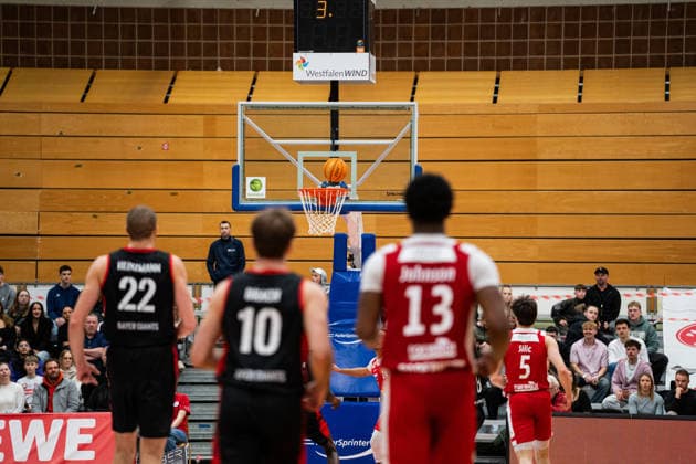 Paderborn Baskets (GER) vs. Bayer Giants Leverkusen (GER), Basketball, Barmer 2. Basketball Bundesliga Pro A, 27. Spieltag, 14.3.2026, Saision 2025 2026, Paderborn Der Ball fliegt in den Korb Paderborn Sportzentrum Maspernplatz Deutschland