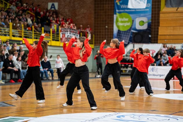 Paderborn Baskets (GER) vs. Bayer Giants Leverkusen (GER), Basketball, Barmer 2. Basketball Bundesliga Pro A, 27. Spieltag, 14.3.2026, Saision 2025 2026, Paderborn Die Paderborn Baskets MOVE Dancers tanzen waehrend einer Auszeit Paderborn Sportzentrum Maspernplatz Deutschland